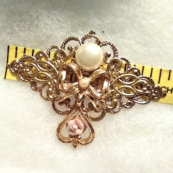 Upcycled Vintage Porcelain Rose & Pearl Victorian Goldtone Brooch - Picture 7 of 8